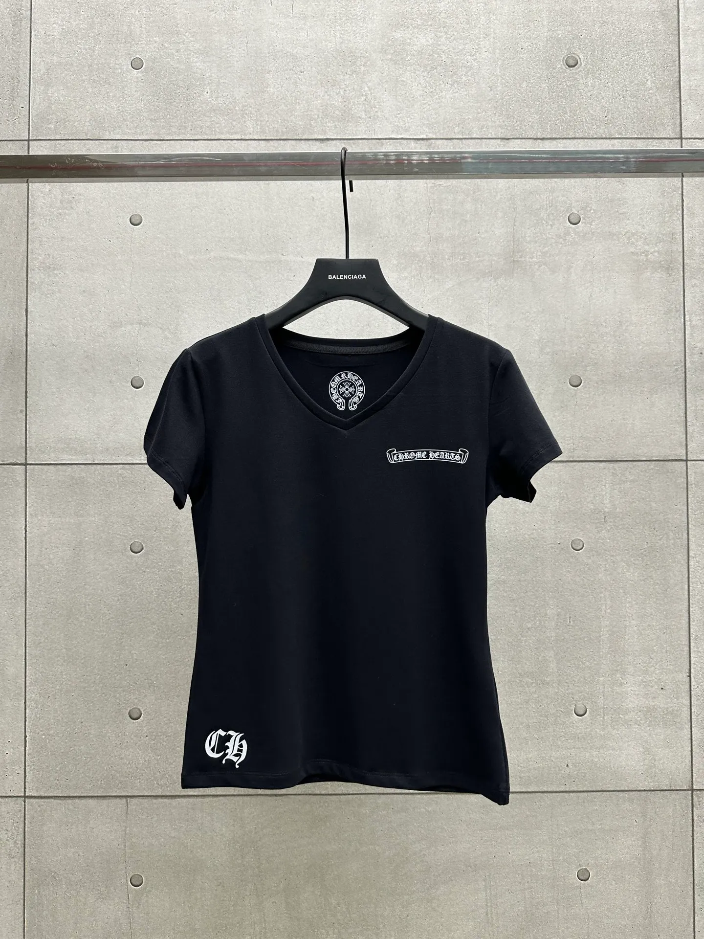 P126 #081 CHROME HEARTS 25SS women's T-shirt Made of 220G original consistent fabric V-neck women's waist style The whole body is made of imported digital direct printing Color: black Size: S M L